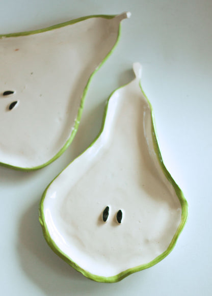 Groot dessertbord met peer