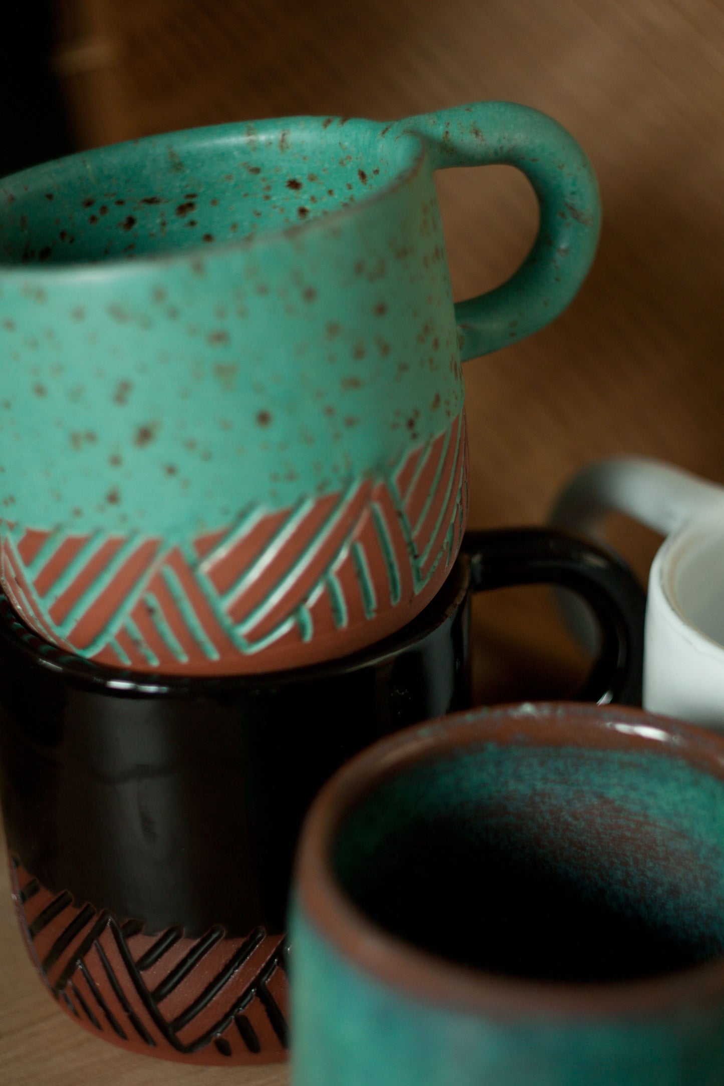 Mok met turquoise satijnvisgraatmotief