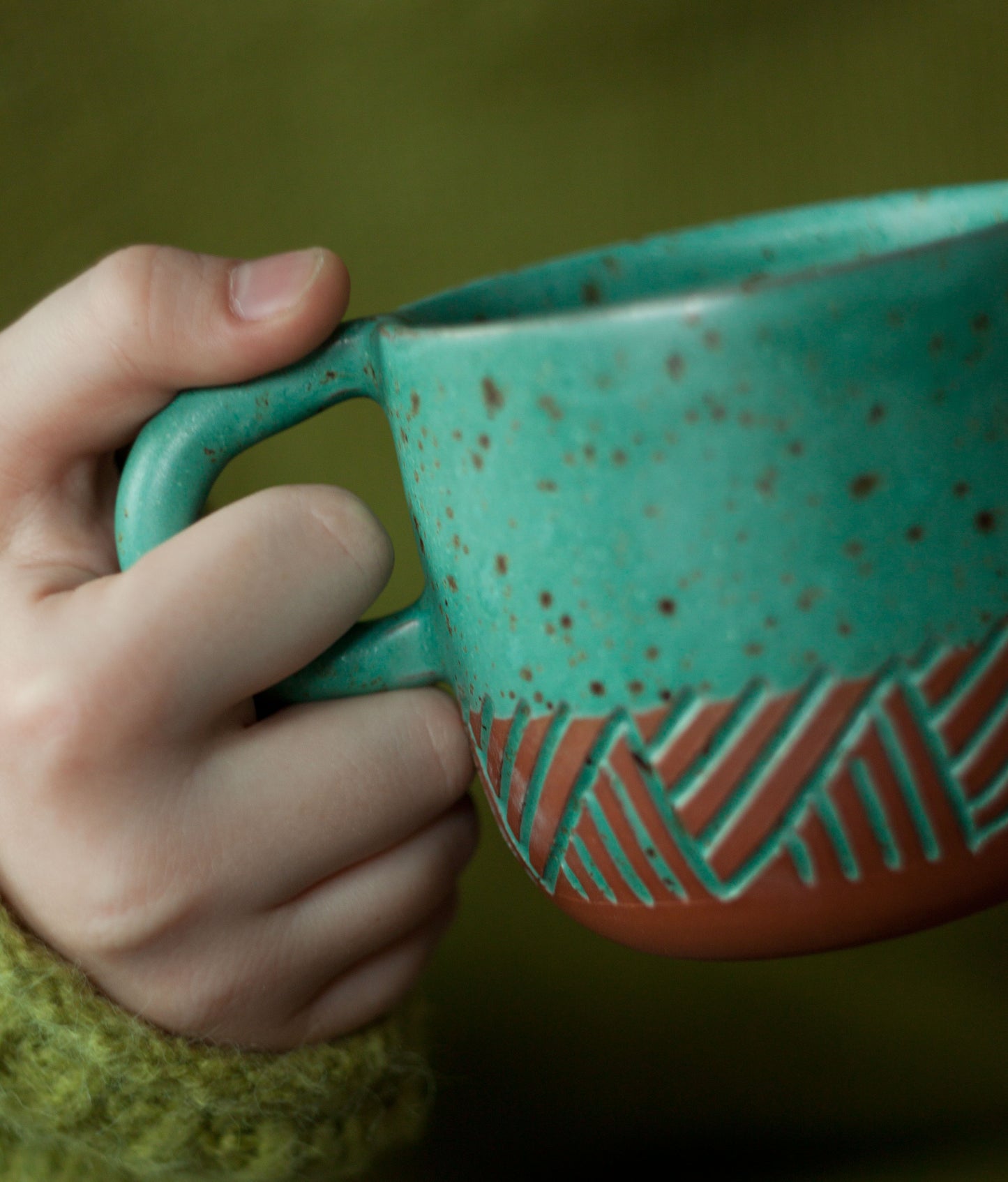 Mok met turquoise satijnvisgraatmotief