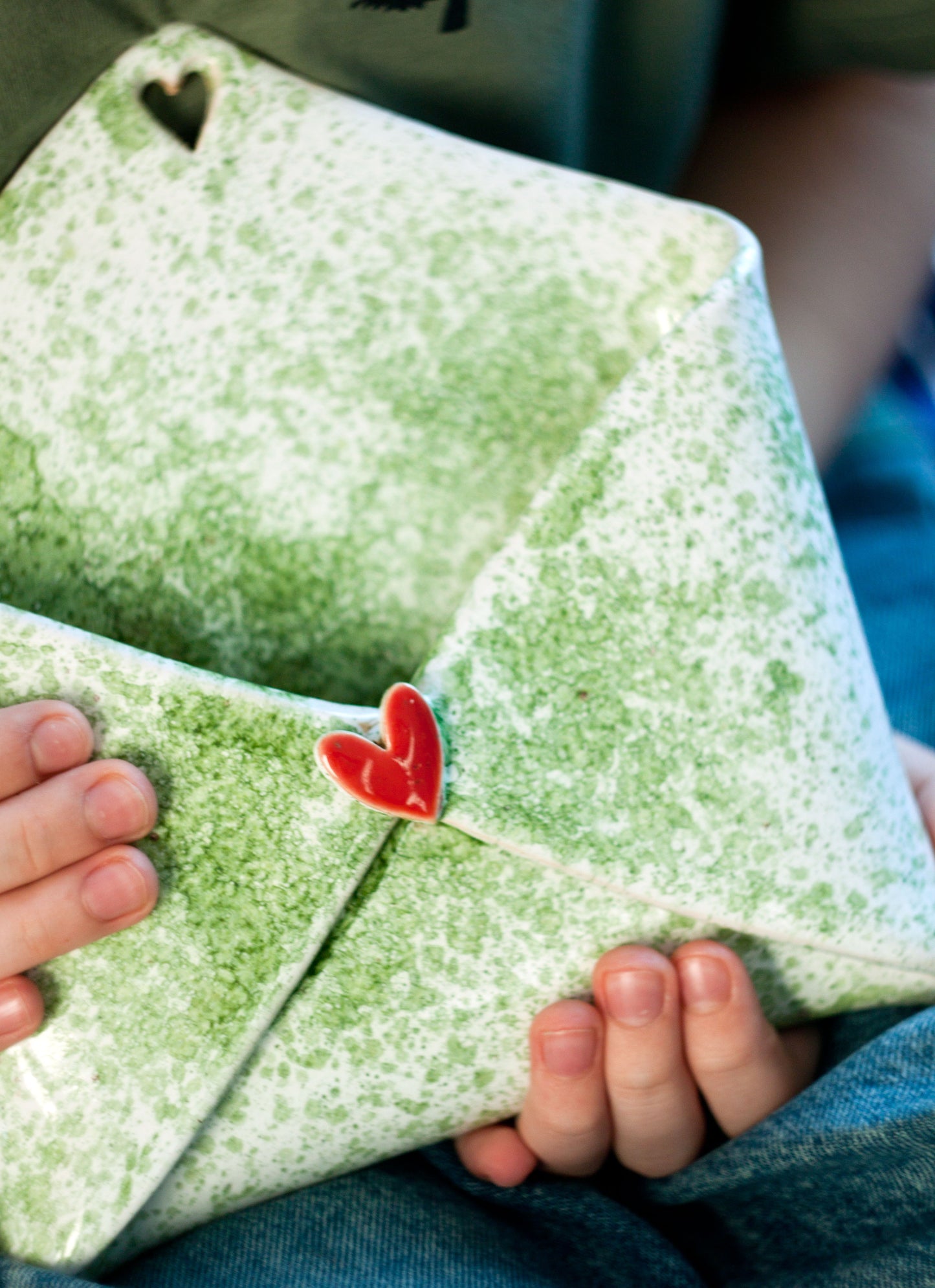 Wandorganizer - keramische envelop met groene accenten
