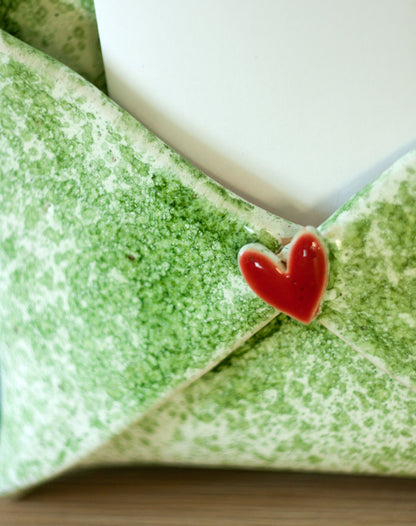 Wandorganizer - keramische envelop met groene accenten