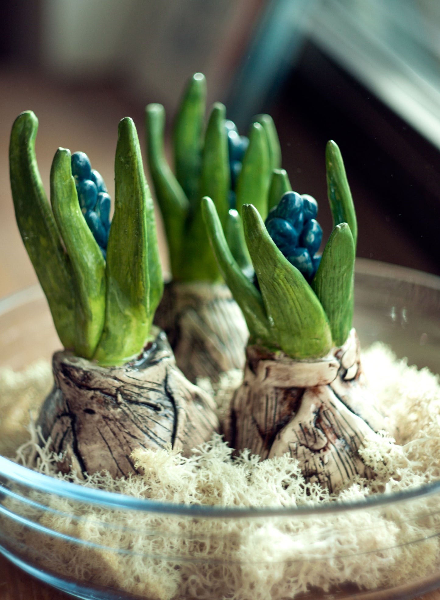 Bovenbolletje van een blauw druifje, keramische decoratie,