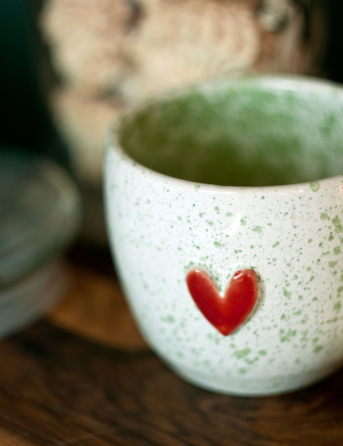 Witte en groene beker met een hart.