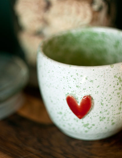 Witte en groene beker met een hart.