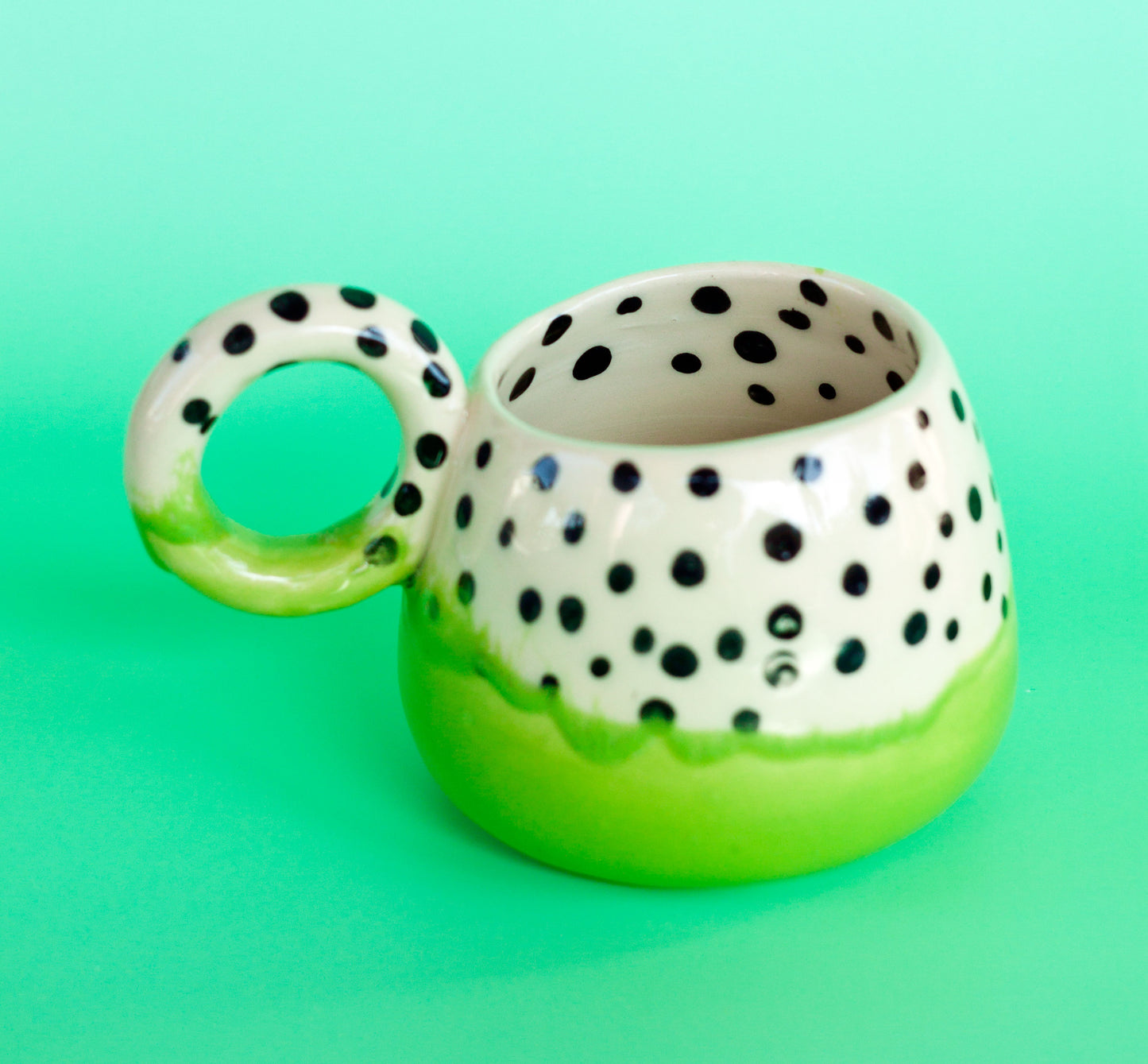 Kubek w kropki z dużym uchem