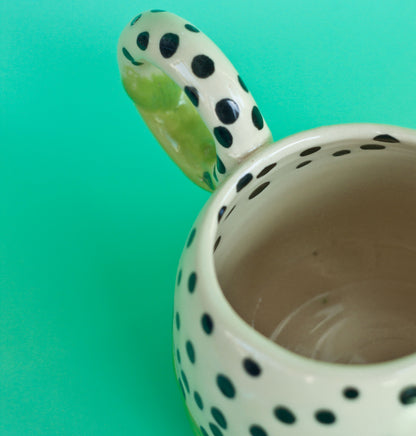 Kubek w kropki z dużym uchem