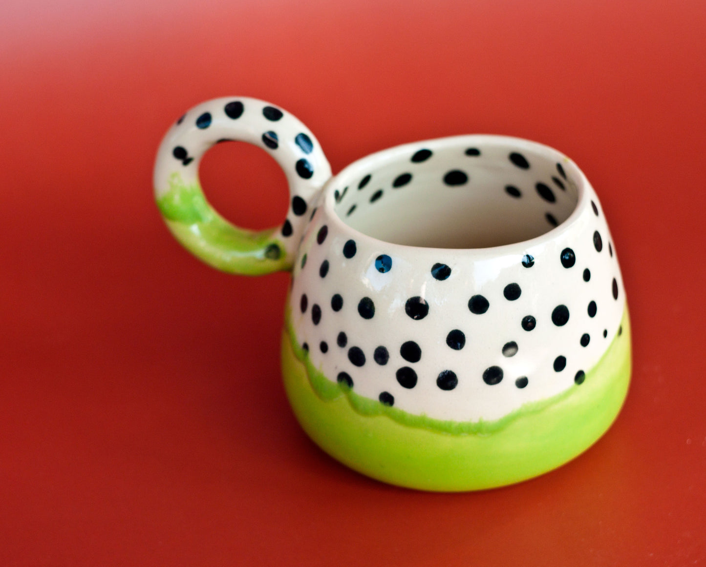 Kubek w kropki z dużym uchem