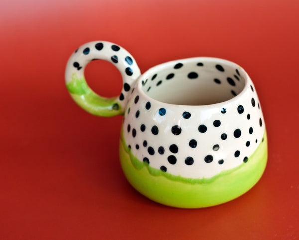 Kubek w kropki z dużym uchem