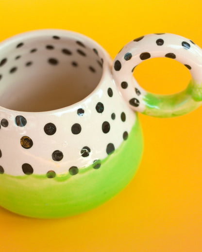 Kubek w kropki z dużym uchem