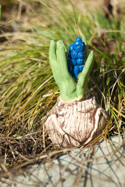 Bovenbolletje van een blauw druifje, keramische decoratie,