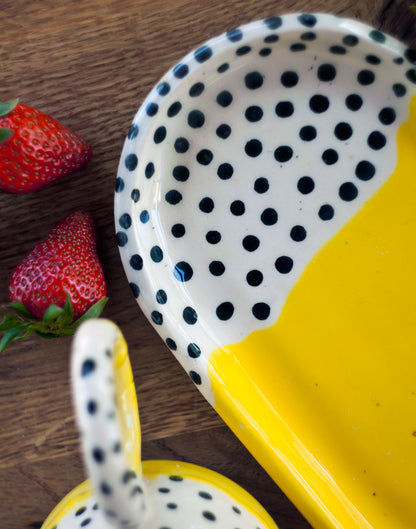 Filiżanka żółta w kropki z talerzem deserowym