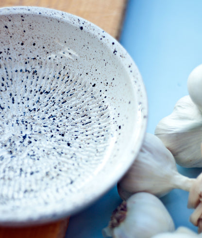 Ceramiczna tarka do warzyw -jasna nakrapiana