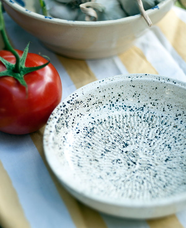 Ceramiczna tarka do warzyw -jasna nakrapiana